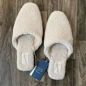 Universal Thread Slippers.